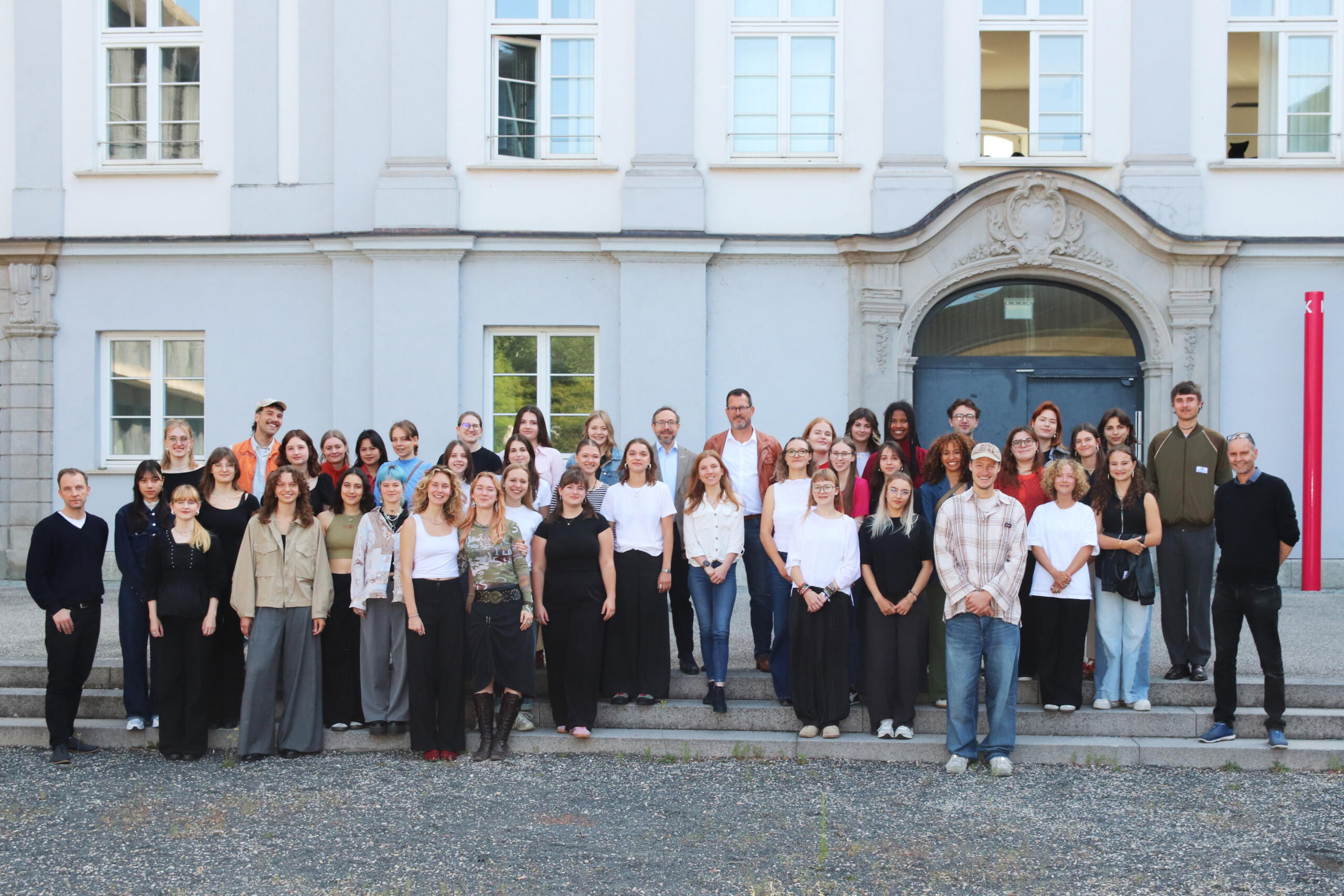 Alle Gruppen mit den Geschäftsführern Michael Mayinger, Helmuth Schmitt und Personalmanagerin Jessica Kreutmayr (Mitte), sowie den Professoren Stefan Bufler (rechts außen) und Maurice Göldner (links außen)